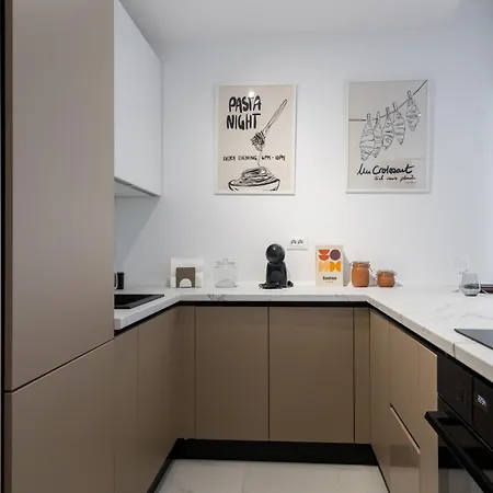 White Face One Cotroceni Entire With Parking, Fast Wifi, Balcony And Self Checkin Apartment *