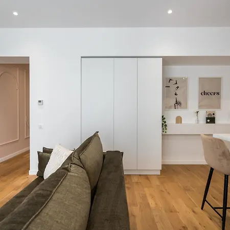 White Face One Cotroceni Entire With Parking, Fast Wifi, Balcony And Self Checkin Apartment *