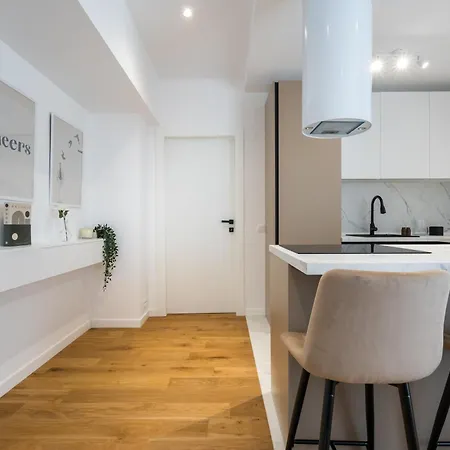 White Face One Cotroceni Entire With Parking, Fast Wifi, Balcony And Self Checkin *