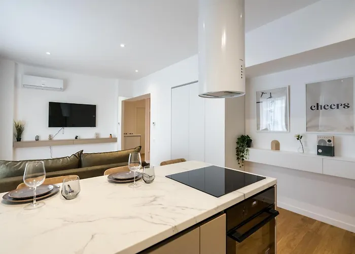 White Face One Cotroceni Entire With Parking, Fast Wifi, Balcony And Self Checkin * Bucareste