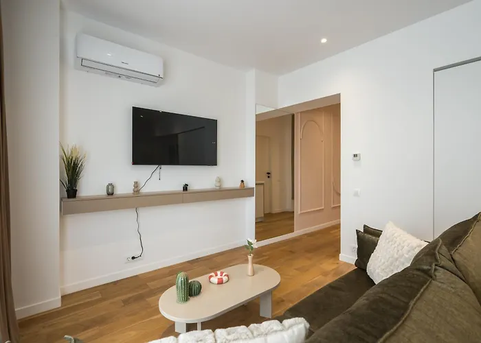 White Face One Cotroceni Entire With Parking, Fast Wifi, Balcony And Self Checkin * Bukarest