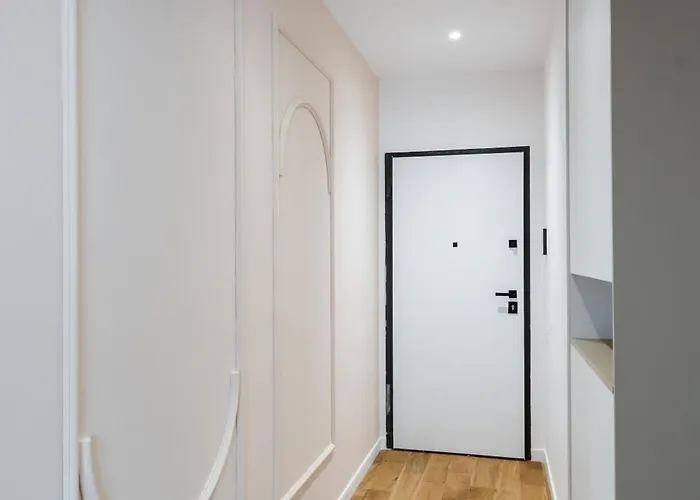 White Face One Cotroceni Entire With Parking, Fast Wifi, Balcony And Self Checkin *